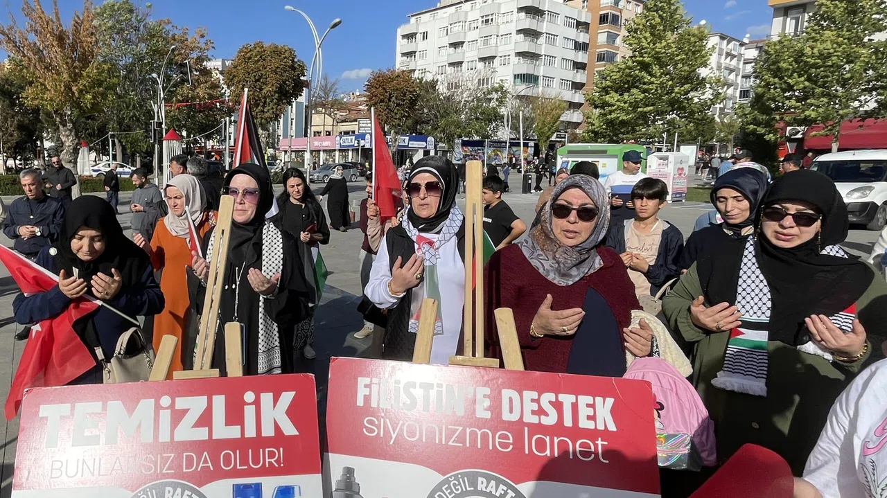 Anneler, Filistin İçin Meydanda