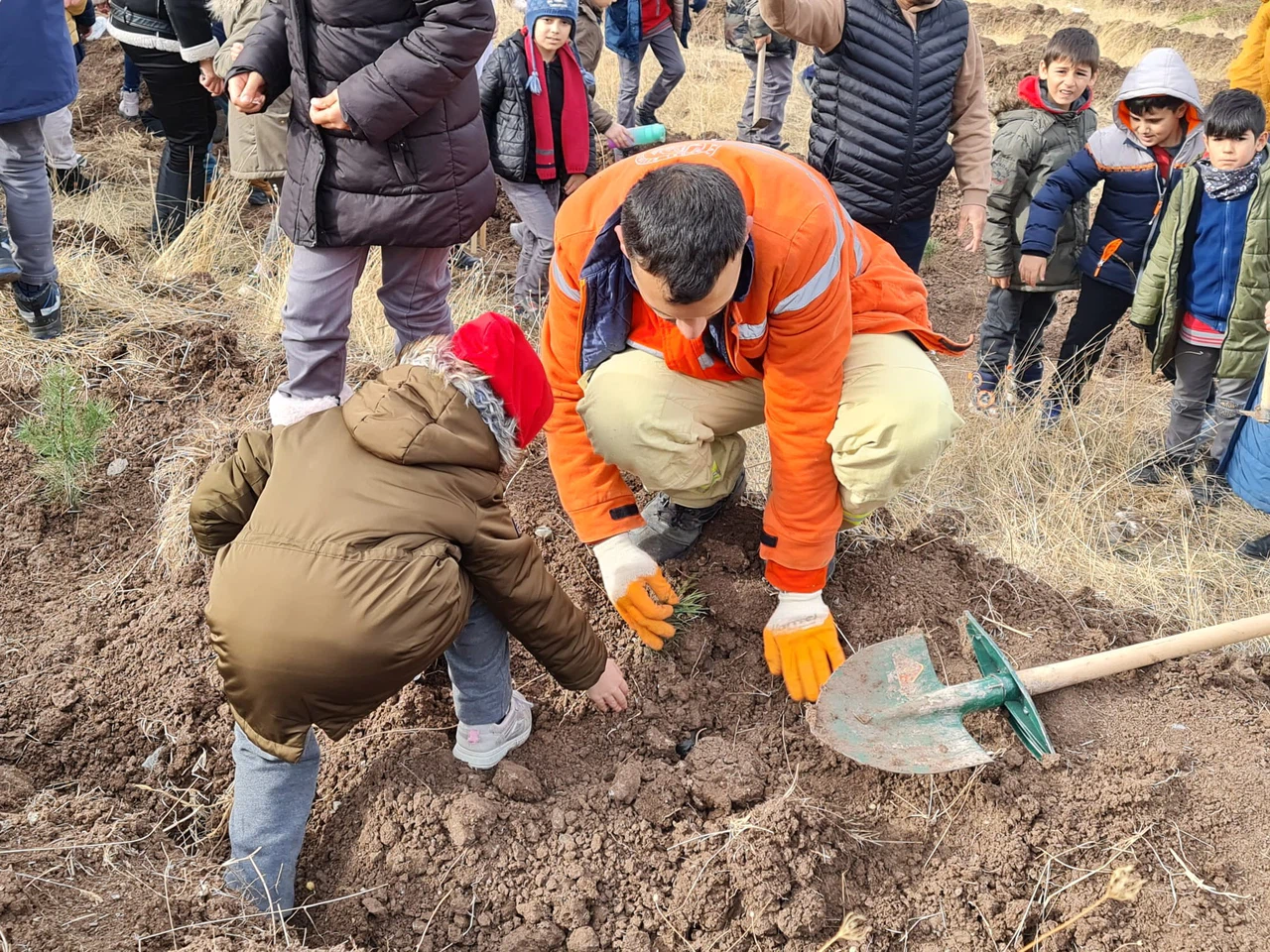 Binlerce Fidan Toprakla Buluştu