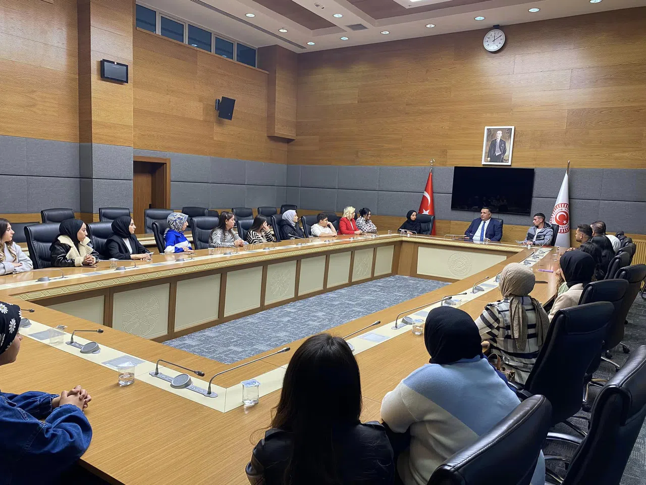 Çorumlu Öğrencileri Mecliste Misafir Etti