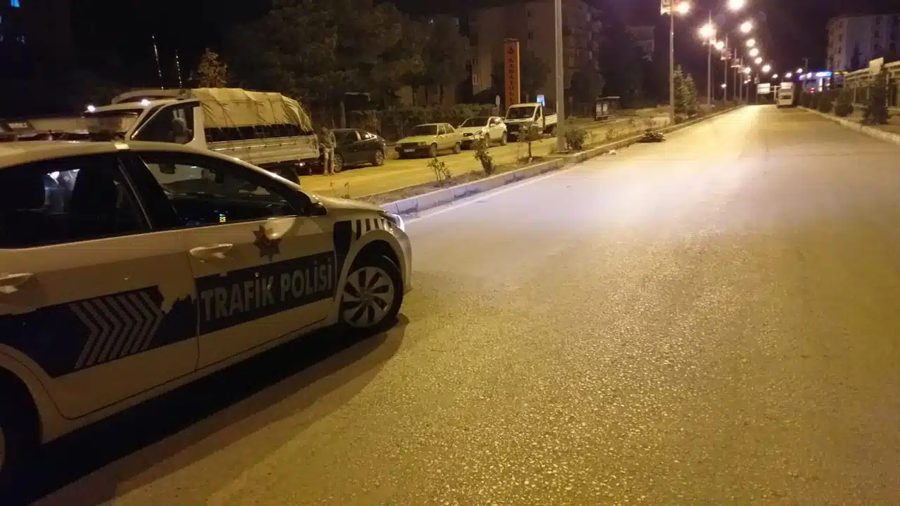 Devrilen Motosikletteki 2 Kişi Yaralandı