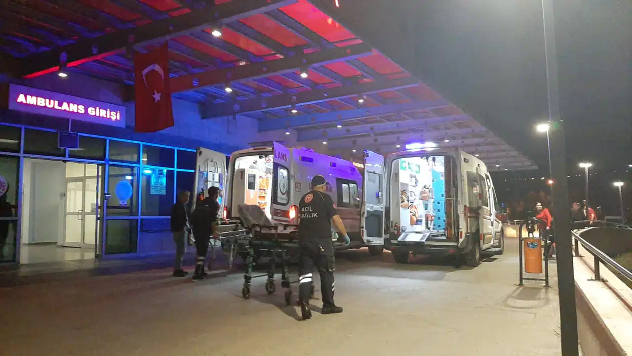 Devrilen Minibüsteki 3 Kişi Yaralandı