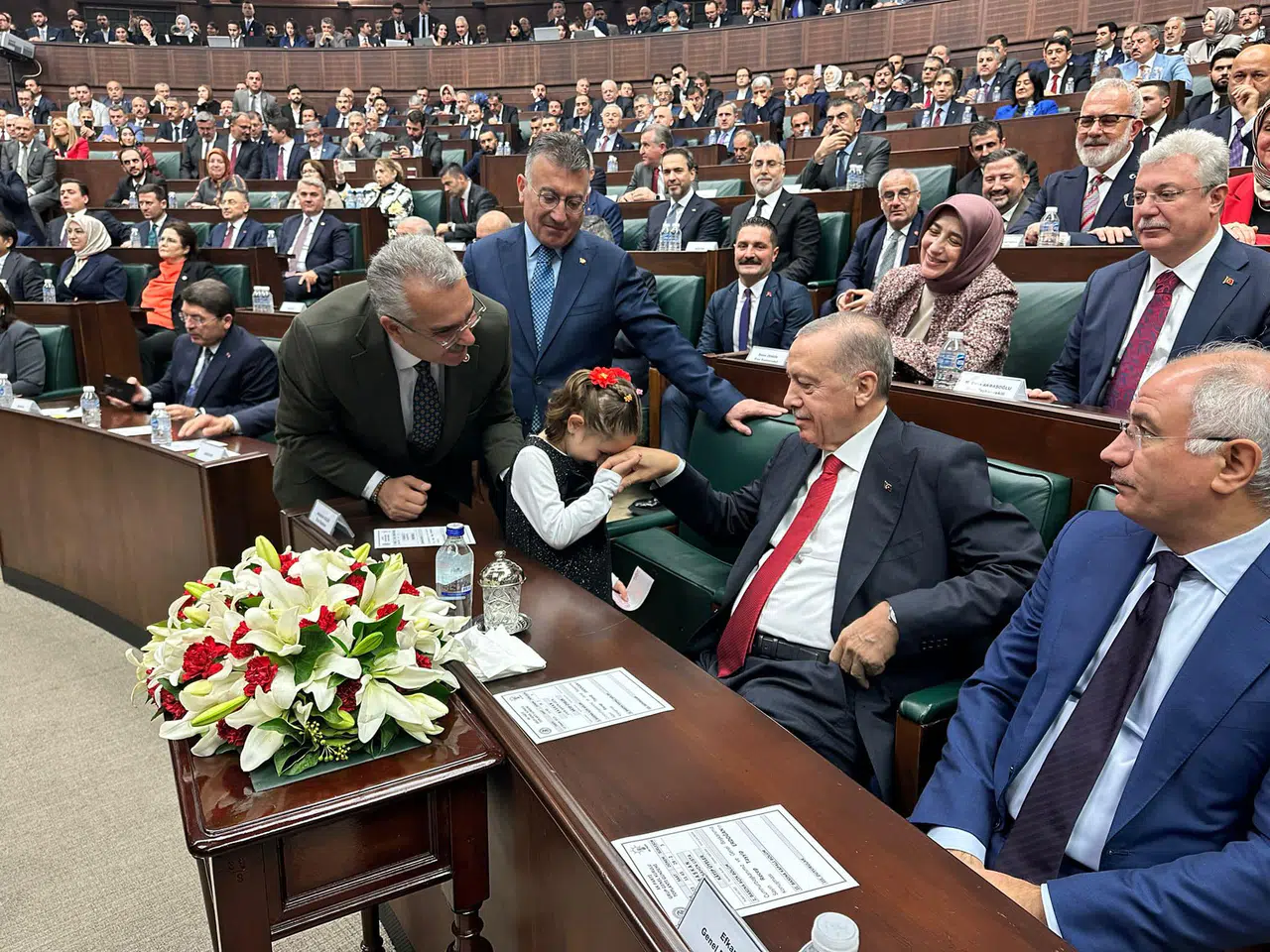Elini Öptü, Harçlığı Kaptı