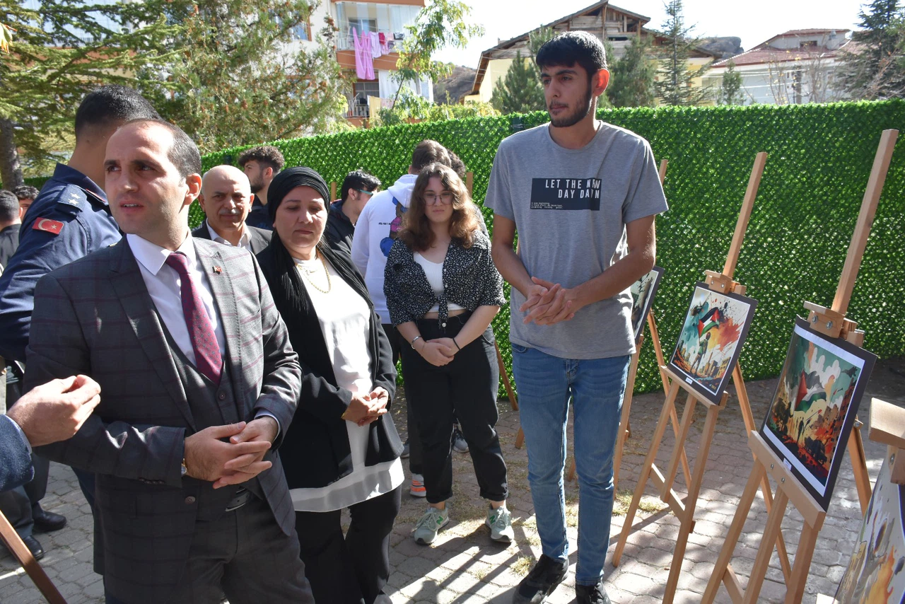 İsrail Zulmüne Sergi İle Dikkat Çektiler