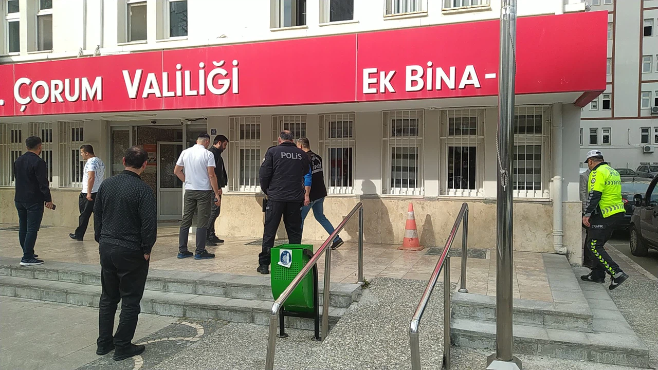 Valilik önünde silah sesleri!