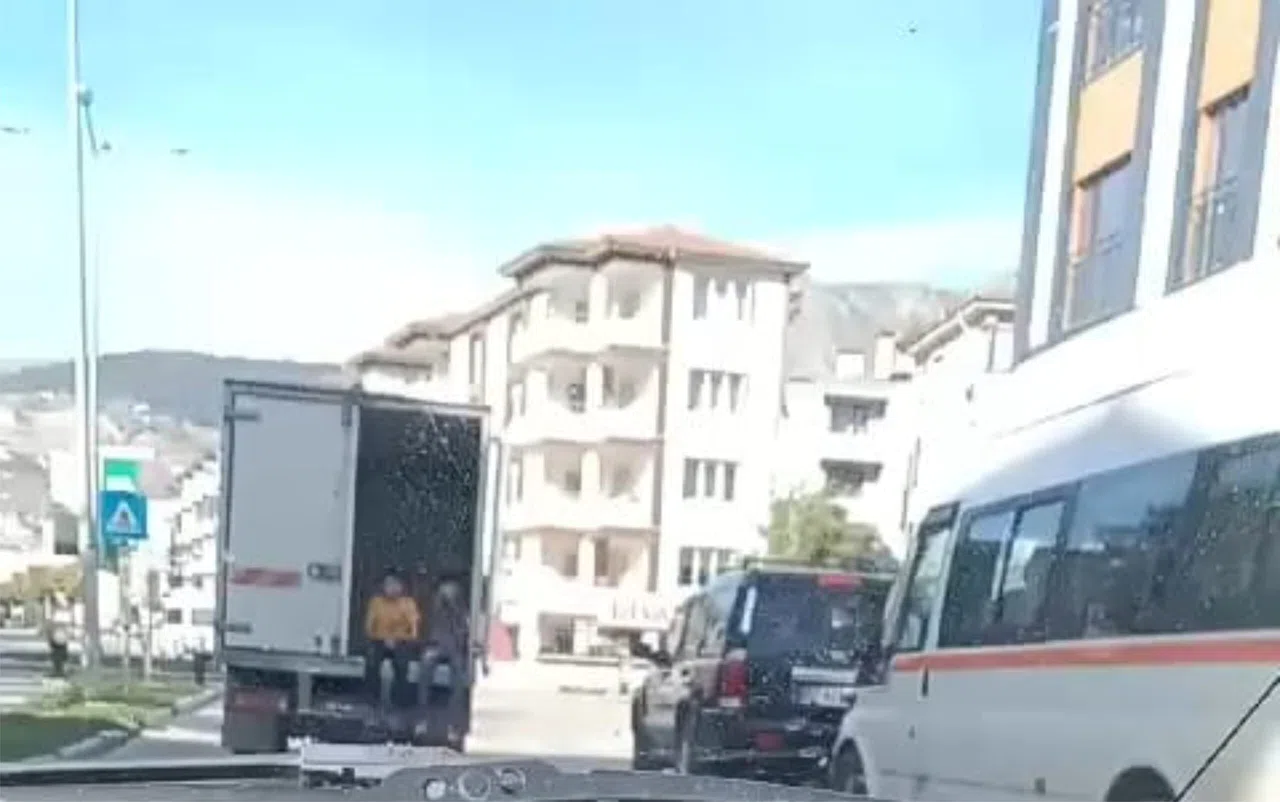 Amasya'da Çocukların Kamyonet Kasasındaki Tehlikeli Yolculuğu