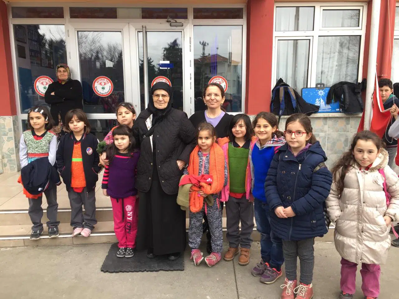 Çocuklar Üşümesin Diye Atkı, Bere ve Yelek Örüyorlar