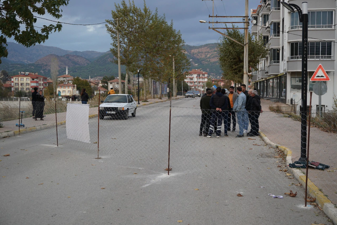 Çorum'da Bir Vatandaş, Arazisinden Geçen Yolu Mahkeme Kararıyla Ulaşıma Kapattı