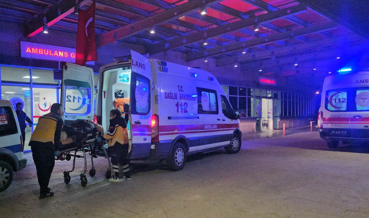 Çorum'da Otomobil ile Hafif Ticari Aracın Çarpıştığı Kazada 4 Kişi Yaralandı