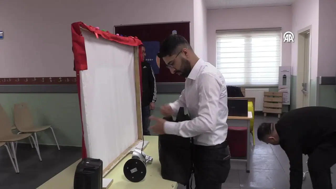 Doktoralı Meddah Gittiği Köylerde Dinlediği Hikayeleri Derliyor