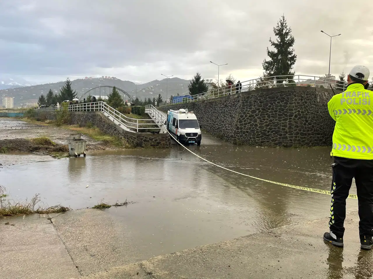 Güncelleme - Trabzon'da Fırtına Sonucu Yükselen Dalgalara Kapılan 2 Kişi Kayboldu