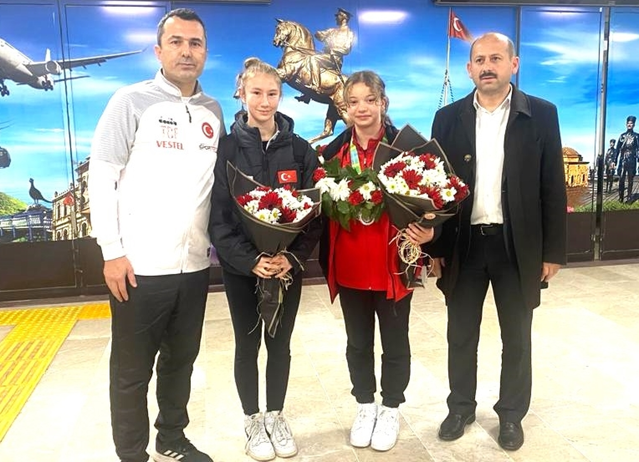 İngiltere'de Gümüş Madalya Kazanan Milli Cimnastikçiler, Samsun'da Çiçeklerle Karşılandı