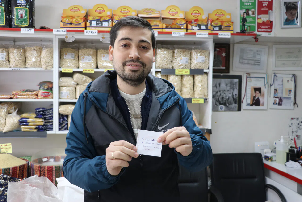 Kapalı Dükkanın Önündeki Süpürgeyi Aldı "İbanınıza Yollayayım Tutarı" Notunu Bıraktı