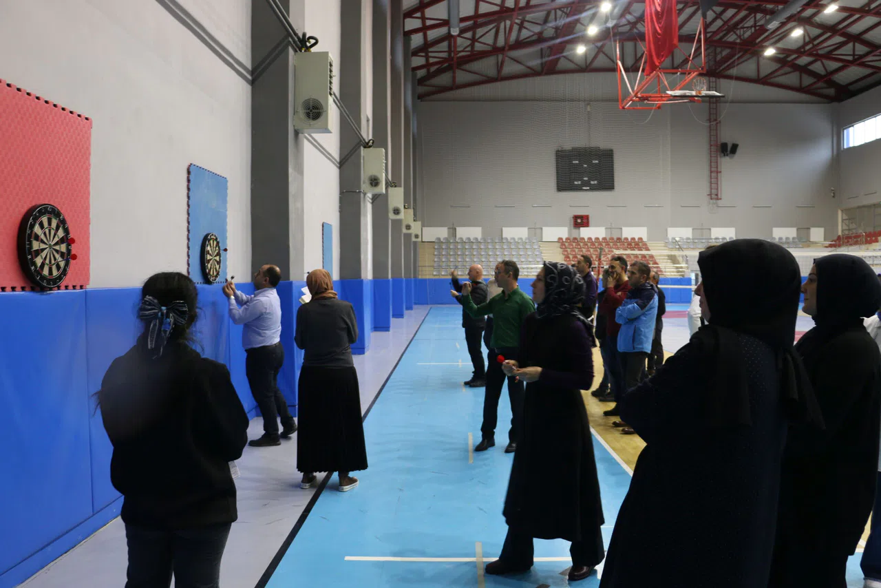 Of'ta Öğretmenler Arası Dart Turnuvası Düzenlendi