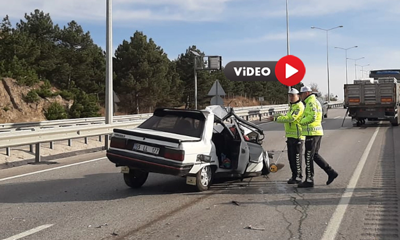 Otomobil Tıra Çarptı: Üç Yaralı