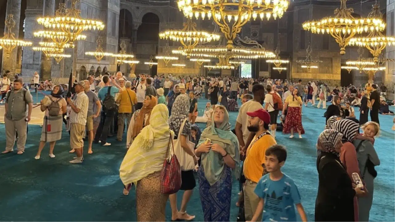Son Dakika: Bakan Tarih Verdi! Ayasofya Camii'ne Girişler Yabancı Turistler İçin Fiyatlı Olacak
