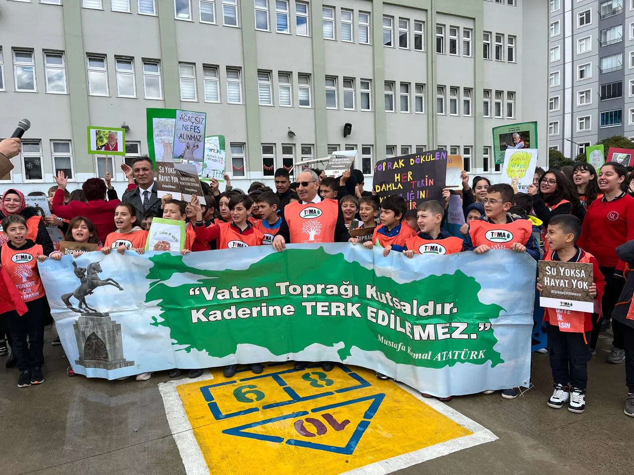 Tema Temsilcileri ve Öğrenciler "Toprağa Saygı" İçin Yürüdü