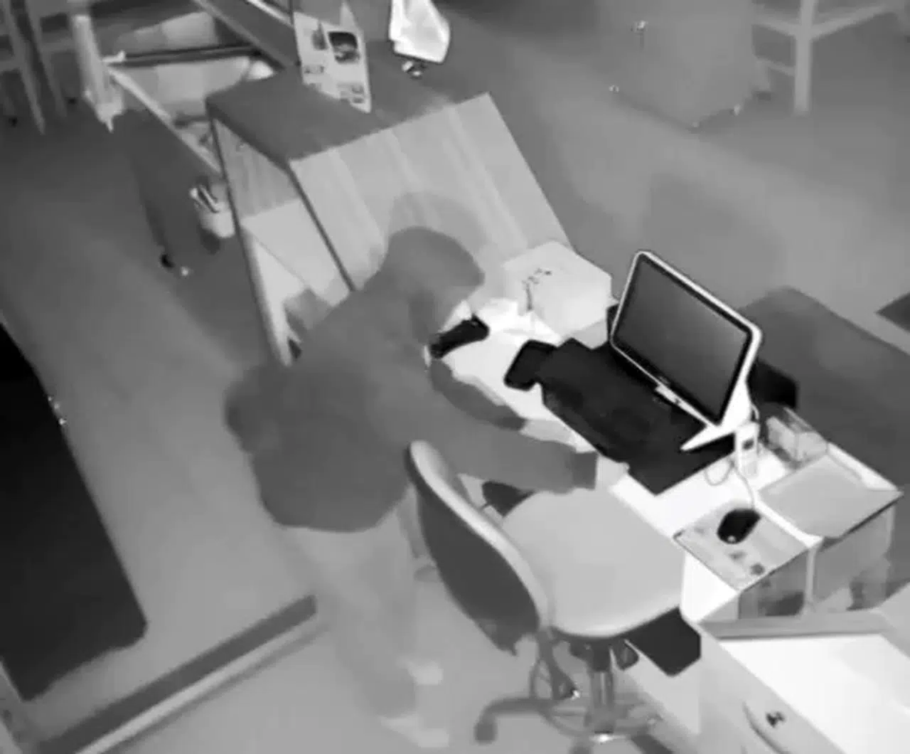 2 Bin Lira Çaldı, 20 Bin Liralık Ziyan Verdi