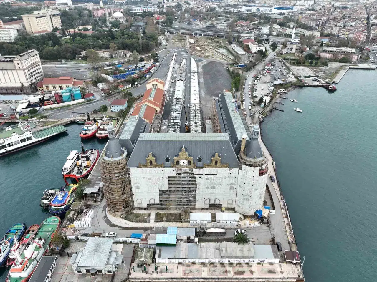 2010 Yılındaki Yangında Alevlere Teslim Olan Haydarpaşa Garı’nın 7 Yıldır Süren Onarımı Hala Tamamlanmadı