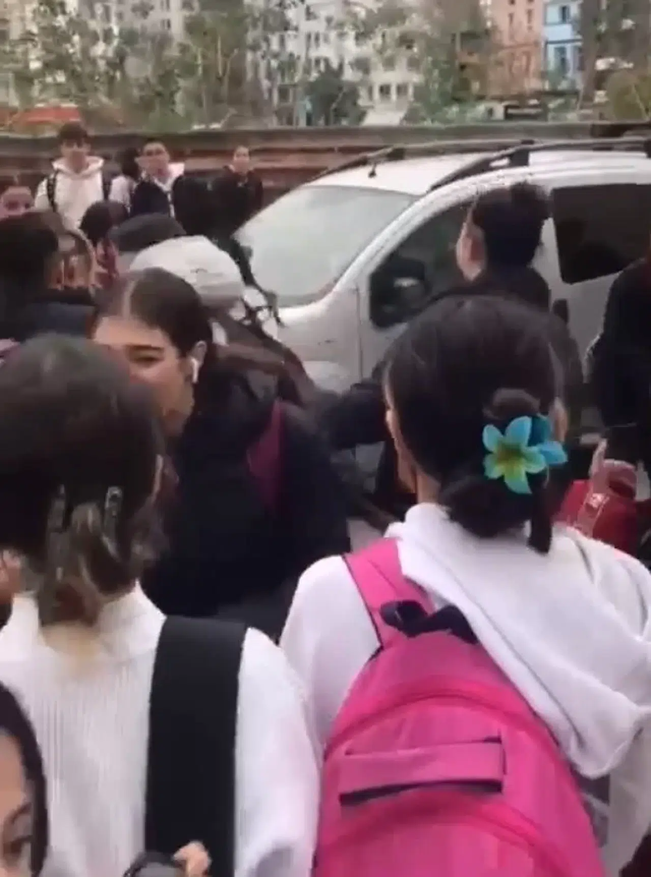5 Öğrenci, 1 Öğrenciyi Dövdü