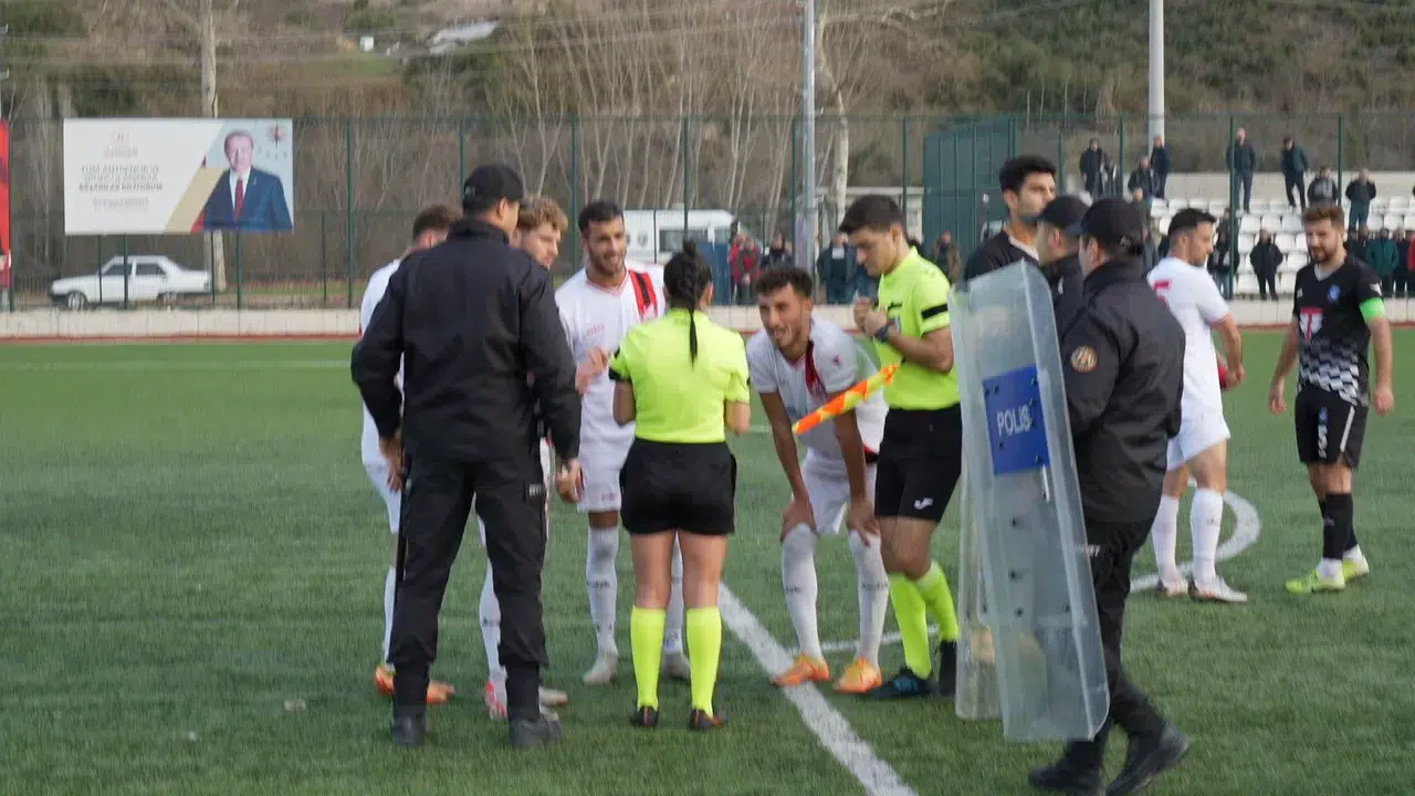 6 Gol ve 1 Kırmızı Kartın Çıktığı Maçın Sonunda Ortalık Karıştı