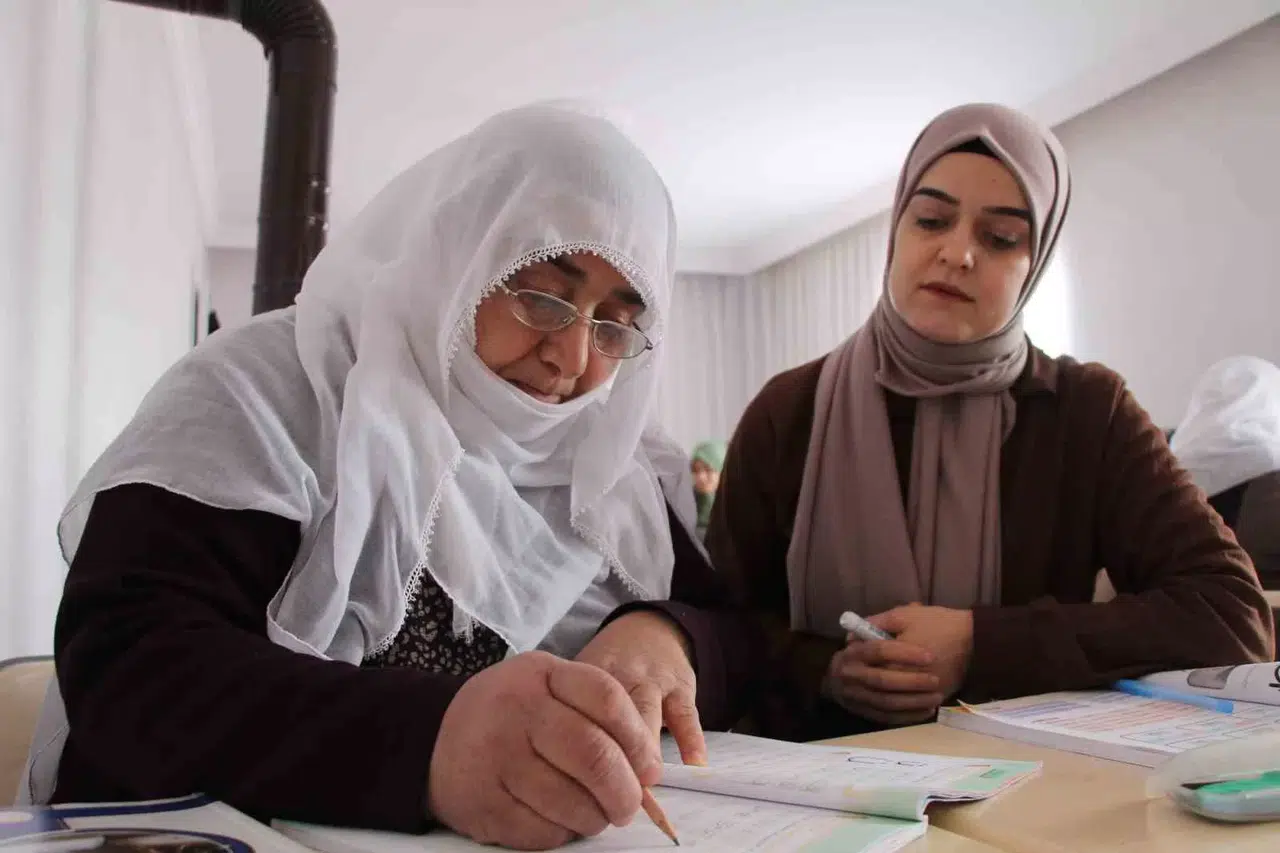 66 Yaşındaki Raziye Teyze, Hastaneye Gittiğinde Tabelaları Okumak İçin Okuma Yazma Öğreniyor