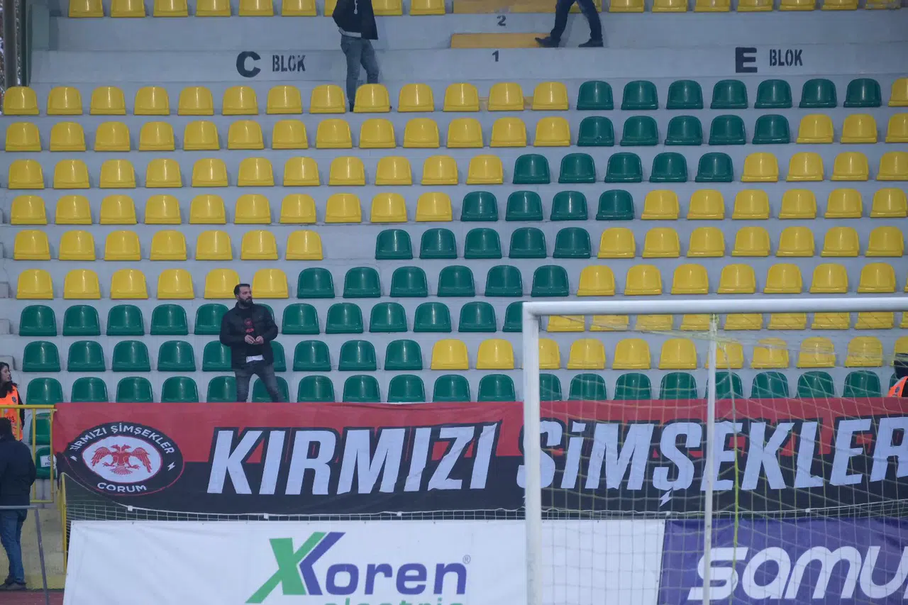 Deplasman Tribününde İki Koca Yürek!