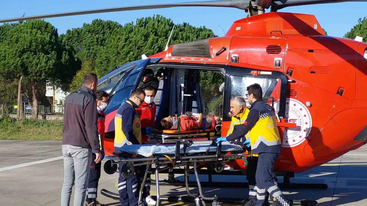 Acı Haberi Babasına Haber Vermeye Giderken Kazada Yaralanan Genç Kız Ambulans Helikopterle Hastaneye Kaldırıldı