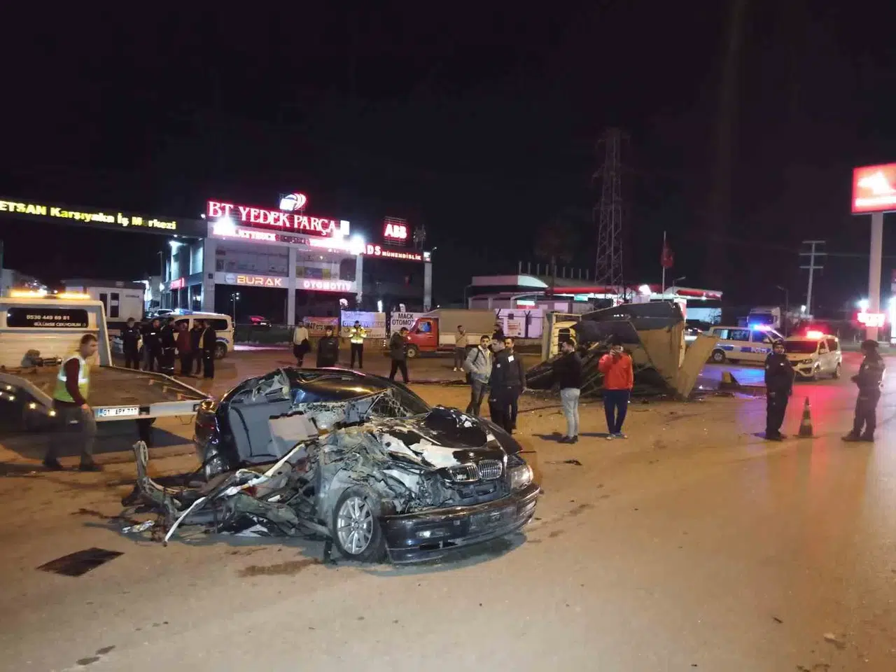 Adana’da Araba ile Kamyonet Çarpıştı: 1 Meyyit, 3 Yaralı