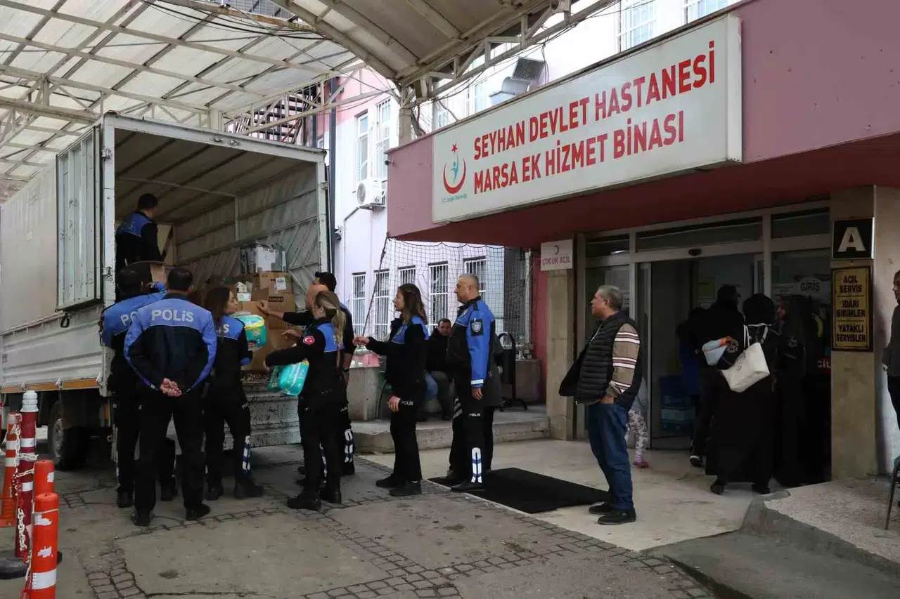 Adana’da Polis, Gereksinim Sahibi Ailelerine Bebek Bezi Dağıttı