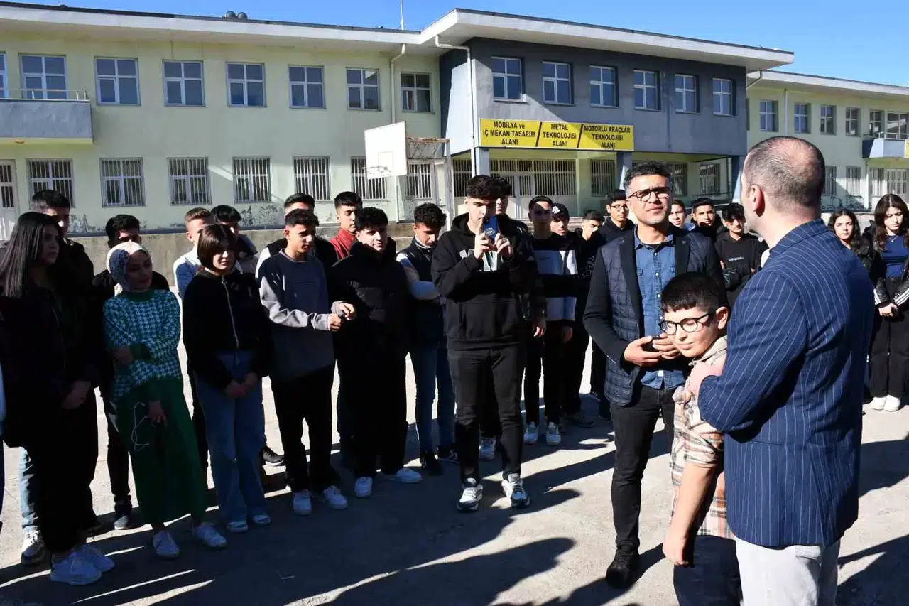 Adıyamanlı Öğrenciler, Sarsıntıda Yanlarında Olan Sivereklilere Gül Dağıttı