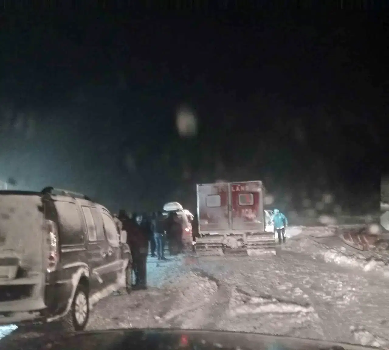 Ağrı’da Kepçe Uçurumdan Düştü: 1 Meyyit, 2 Kayıp