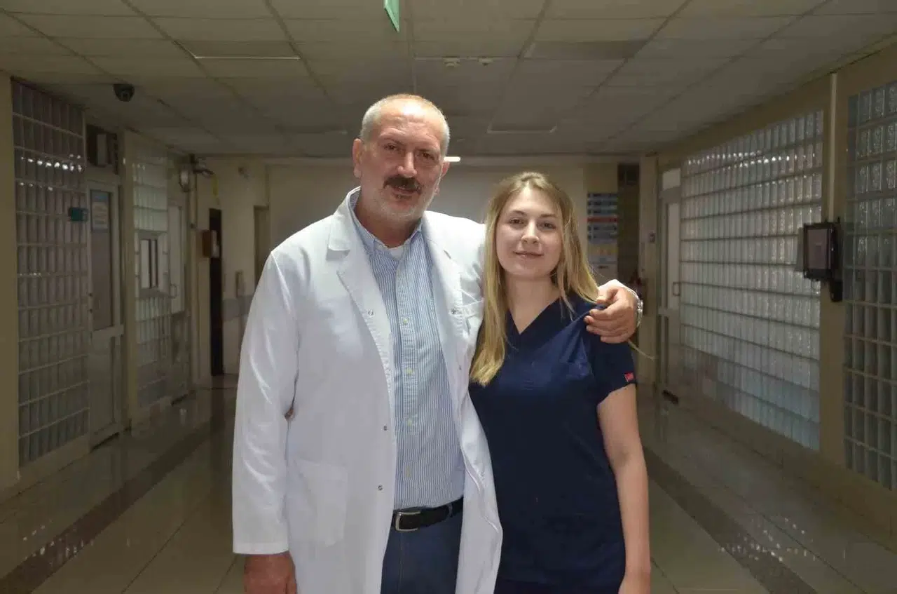 Anne Babasının Müsaadeden Gitti, Tabip Oldu