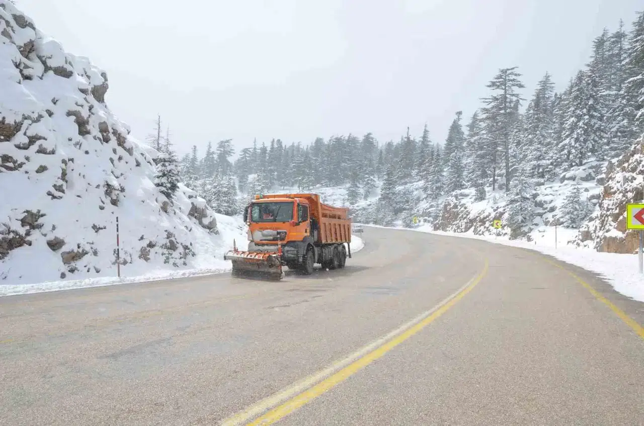 Antalya-Konya Karayolunda Kar Kalınlığı 25 Santime Ulaştı