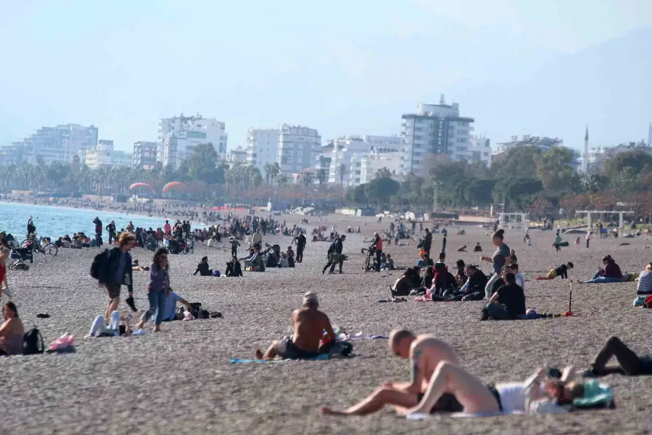 Antalya’da Dünyaca Ünlü Kıyıda Yılın Son Yoğunluğu
