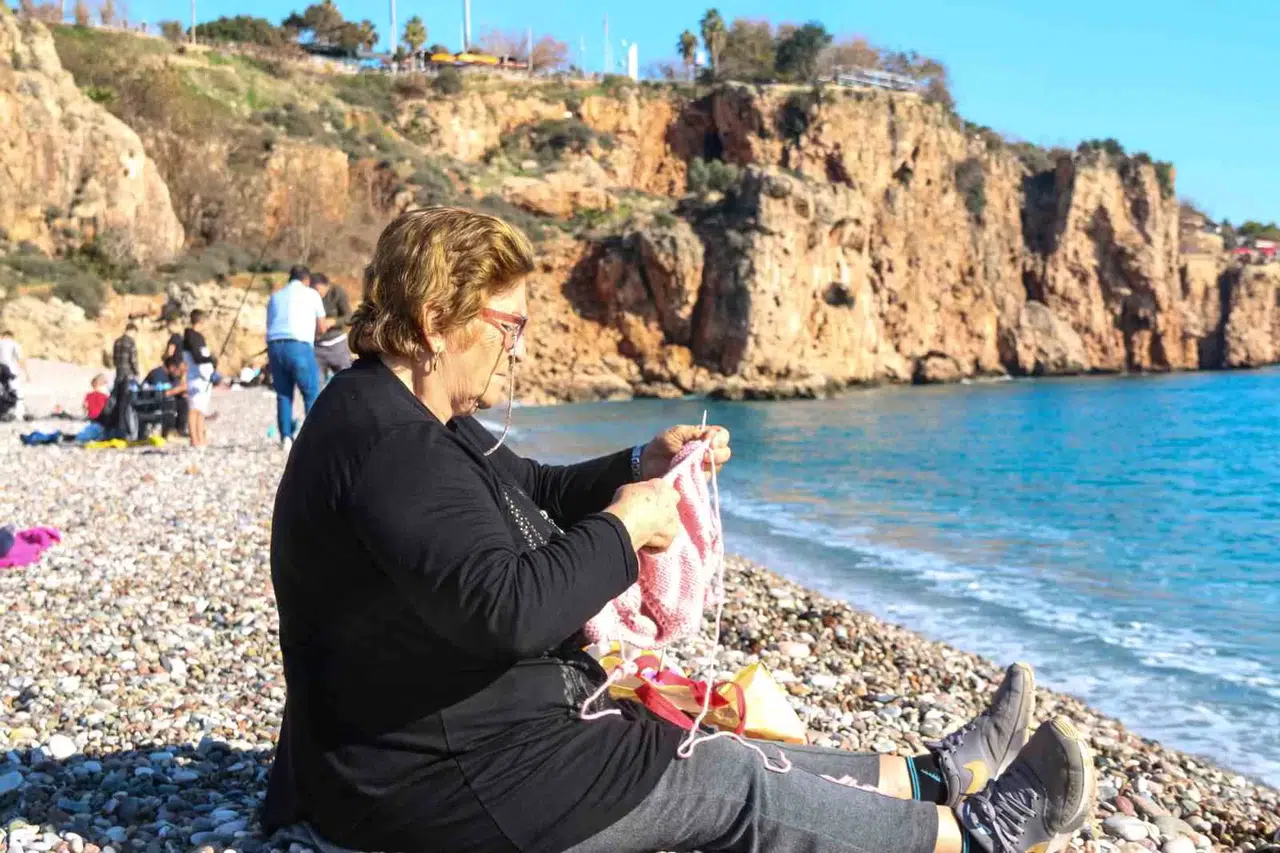 Antalya’da Yaz Aylarını Aratmayan Havayı Görenler Kıyıya Koştu