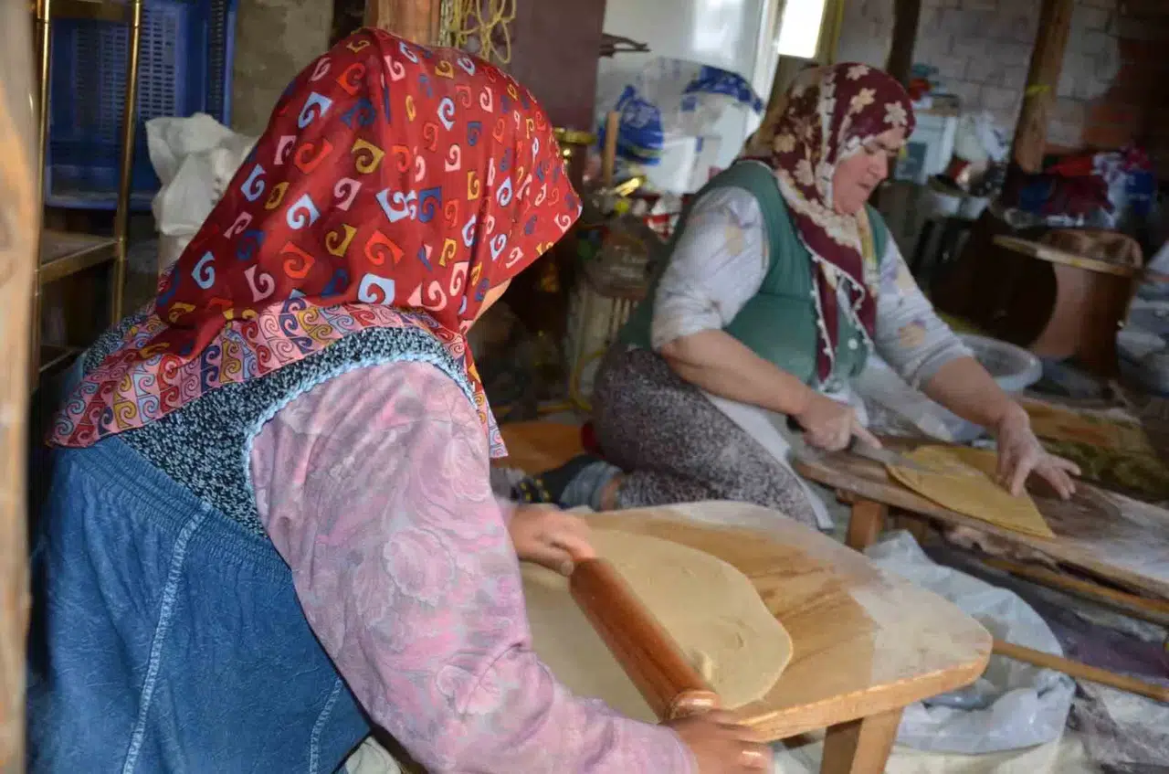 Antalyalı Bayanların Erişte Kesme ve Dibek Taşında Buğday Dövme Geleneği