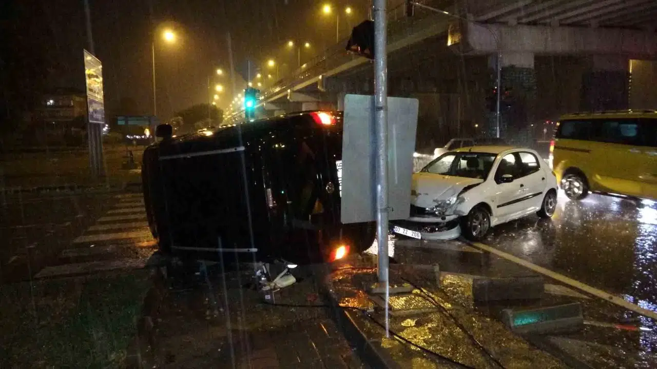 Araba ile Çarpışan Hafif Ticari Aracın Yan Yattığı Kazada 2 Kişi Yaralandı