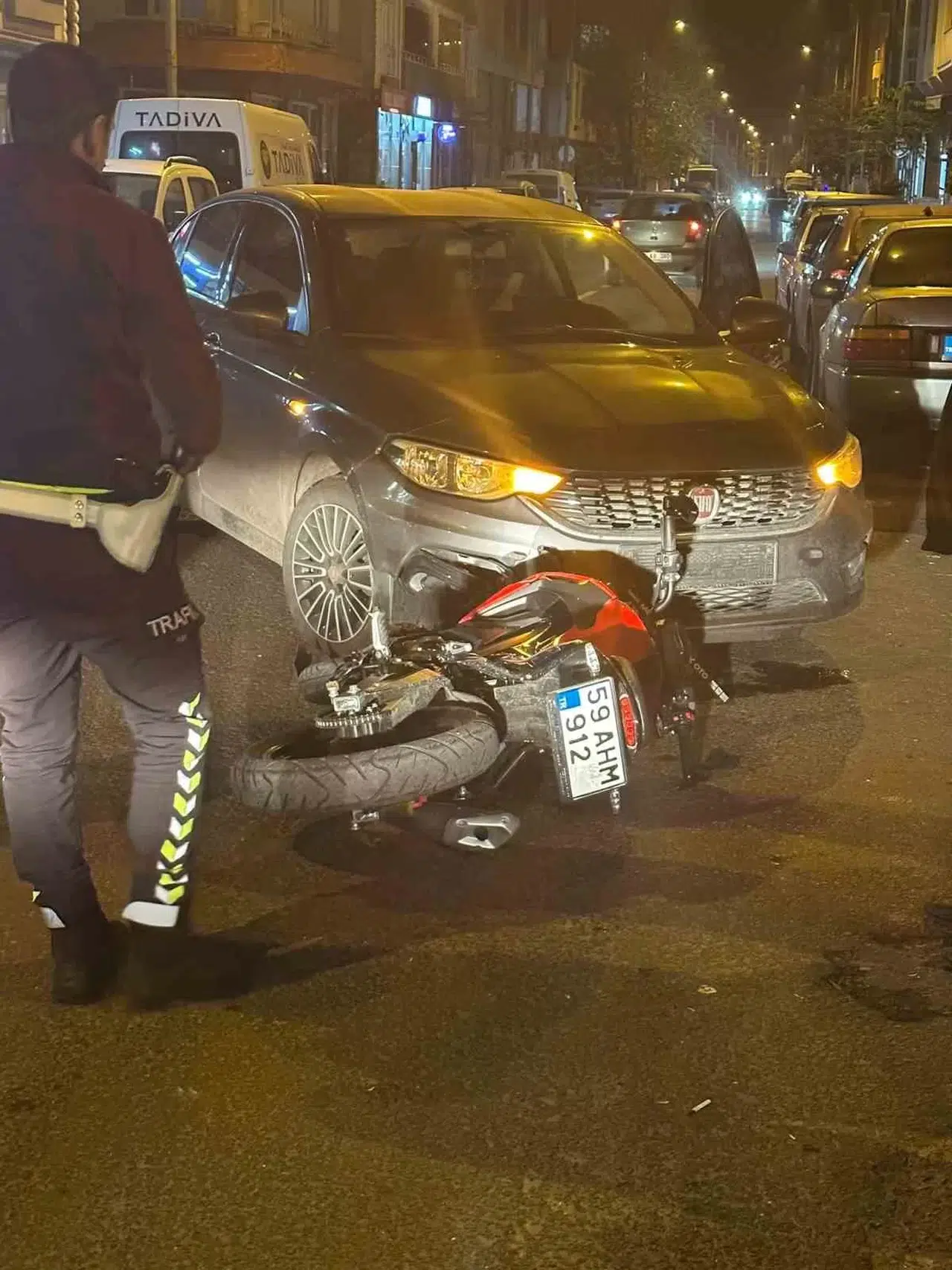 Araba ile Motosiklet Çarpıştı: Kaza Anı Kameralara Yansıdı