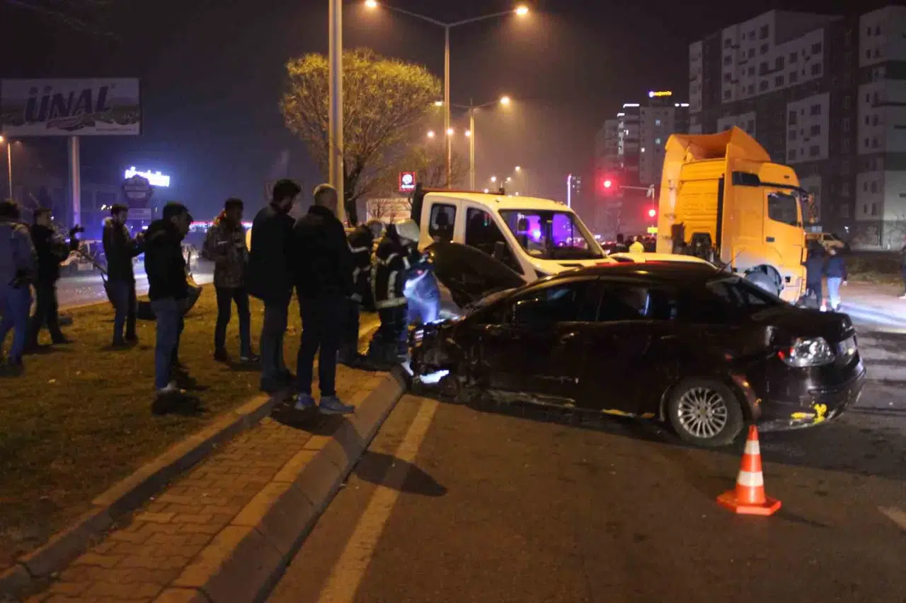 Araçlar Karşı Yola Geçti, Ortalık Savaş Alanına Döndü: 1 Yaralı