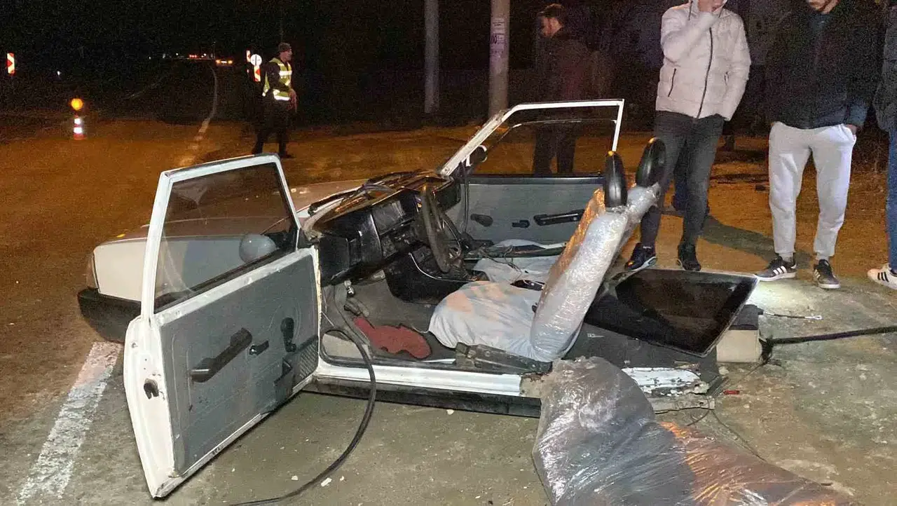 Arazi Aracı ile Çarpışan Araba İkiye Bölündü: 5 Yaralı