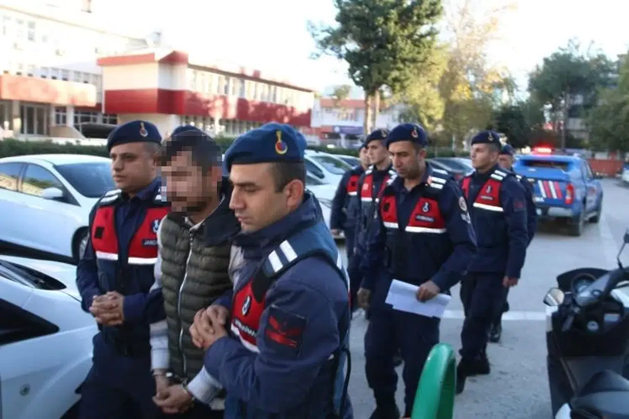 Arkadaşını Öldüren Kuşkulu ve Ona Yardım Ettiği Öne Sürülen İki Kişi Adliyeye Sevk Edildi