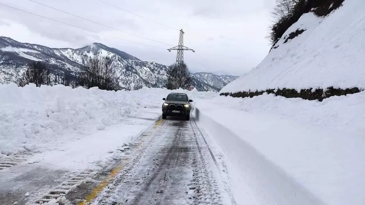 Artvin’de Kar Kalınlığı 1,5 Metreyi Bulan Mescitli Yolu Ulaşıma Açıldı