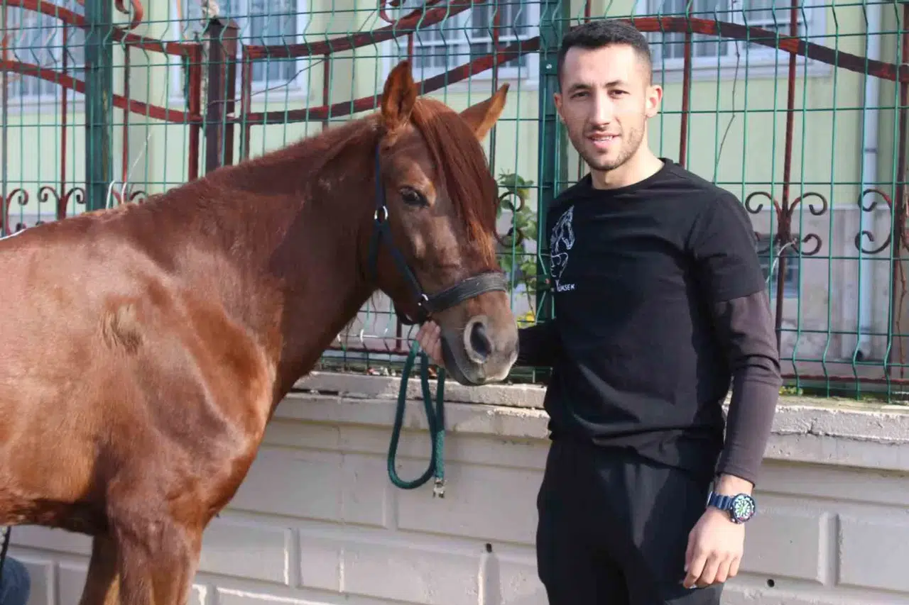 Atalarından Devraldıkları Rahvan Atlarına Gözleri Üzere Bakarak Yarışlara Hazırlıyorlar
