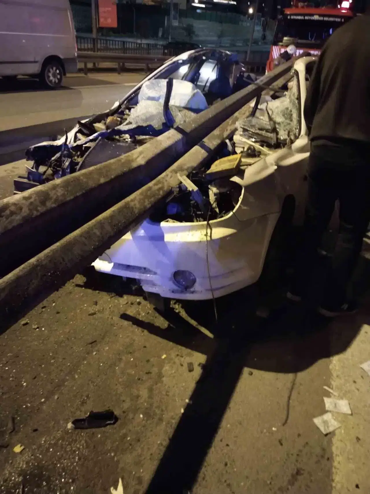 Ataşehir’de Şoförünün Denetiminden Çıkan Araba Bariyere Girdi: 1 Yaralı