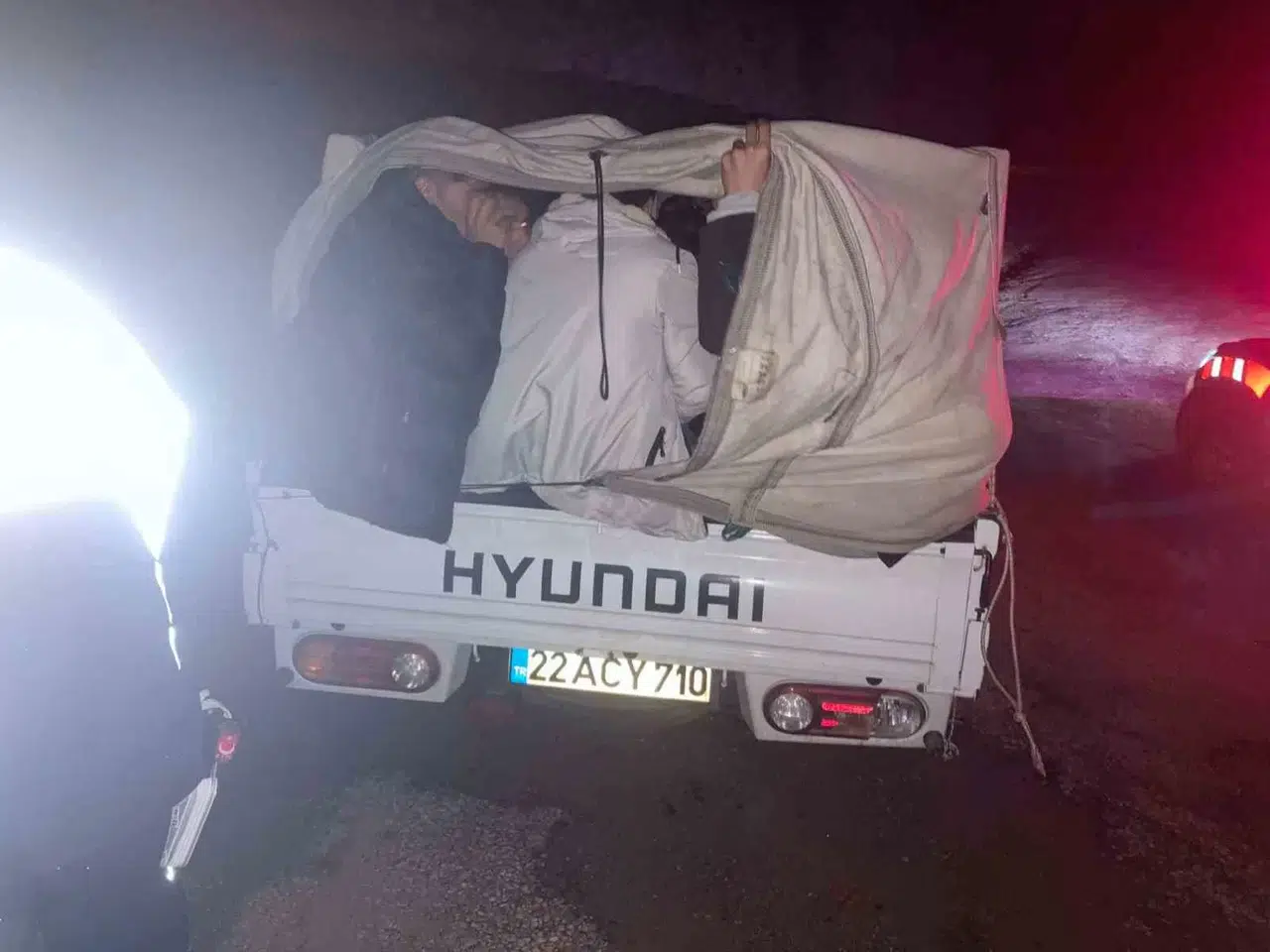Ayvacık’ta Kamyonet Kasasından 31 Kaçak Göçmen Çıktı