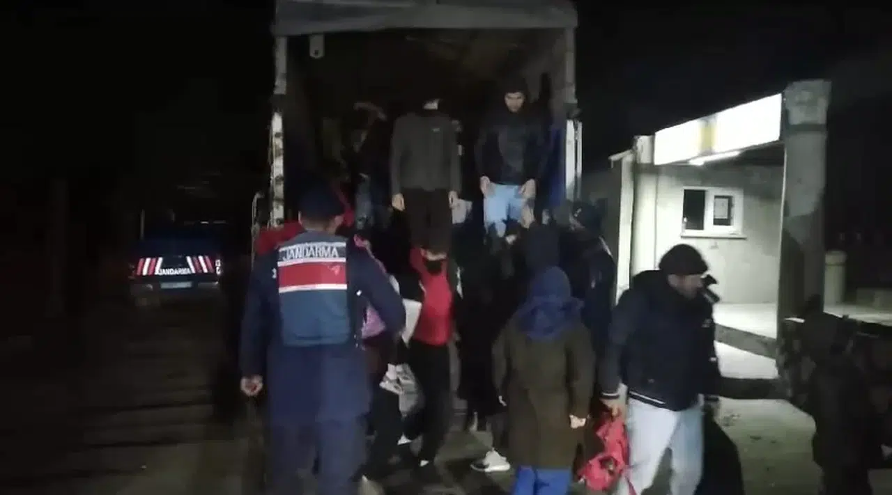 Ayvacık’ta Minibüs ile Kamyonet Kasasından 63 Kaçak Göçmen Çıktı, 2 Organizatör Yakalandı