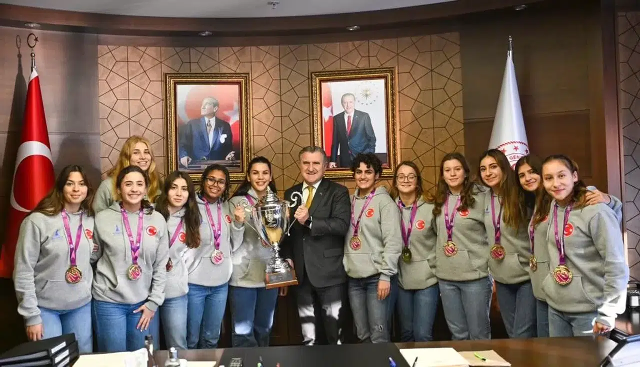 Bakan Bak, İzmir Büyükşehir Belediyespor Bayan Sutopu Takımı’nı Kabul Etti