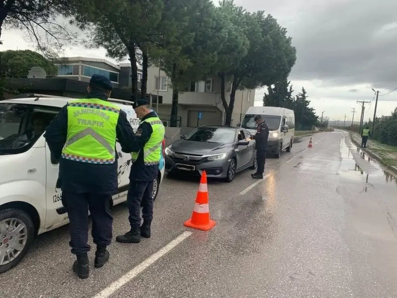 Balıkesir’de Jandarmadan ’Kaçakçılık ve Organize’ Kabahat Operasyonu