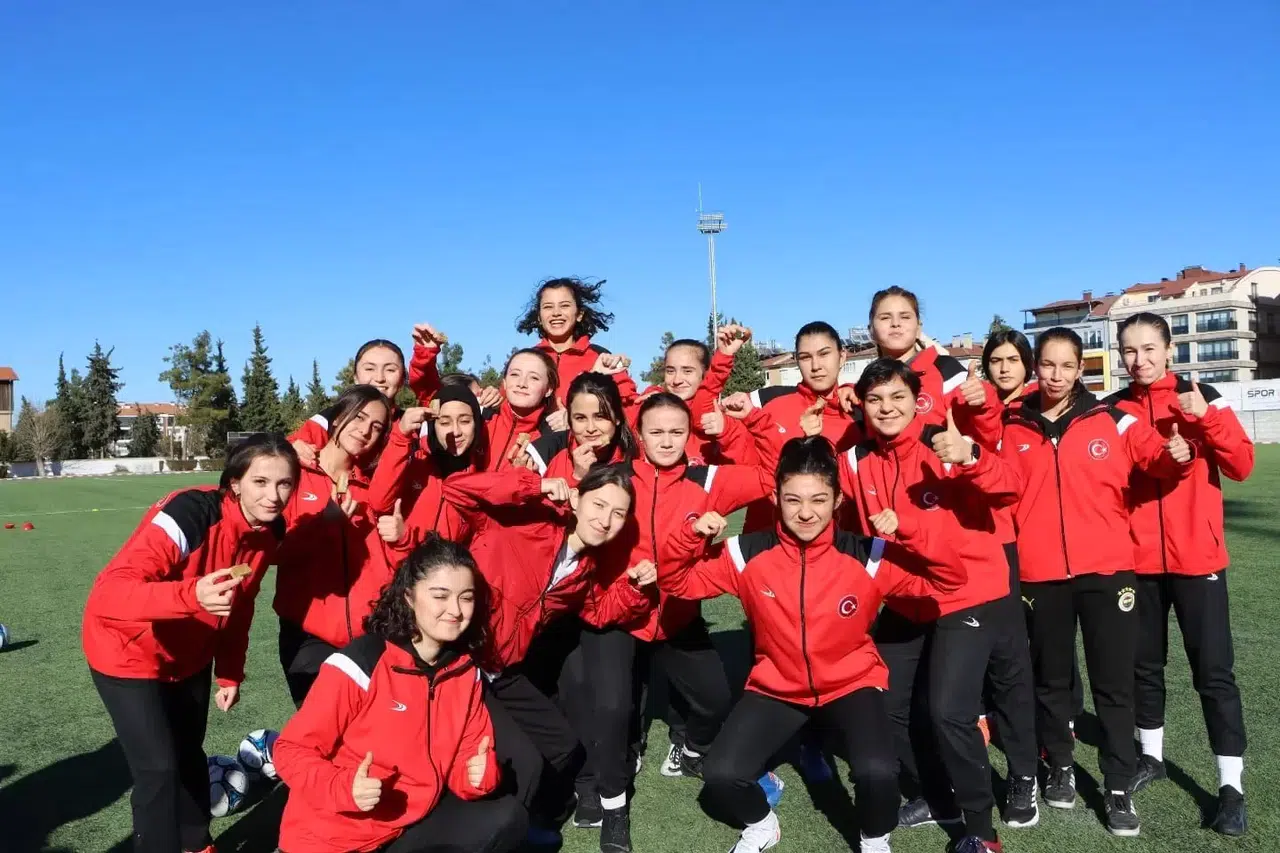 Burdur’da Kurulan Bayan Futbol Kulübü Alana İndi