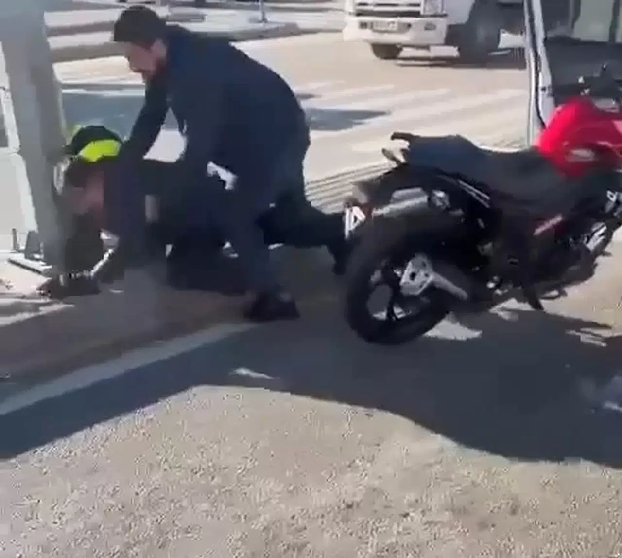 Bursa’da Yol Hengamesi Kamerada...motosiklet Şoförünü Kaskıyla Dövdü